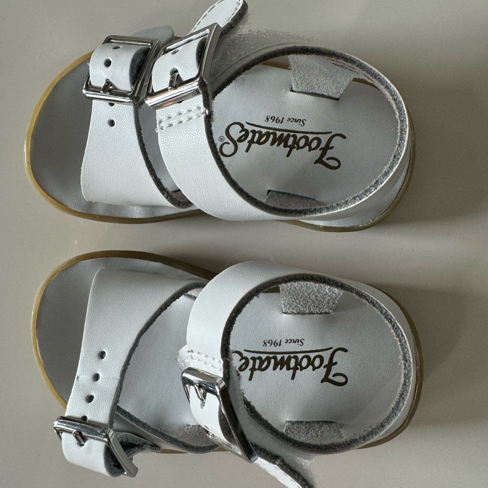Footmates white “Tide” sandal, Pristine/Like New